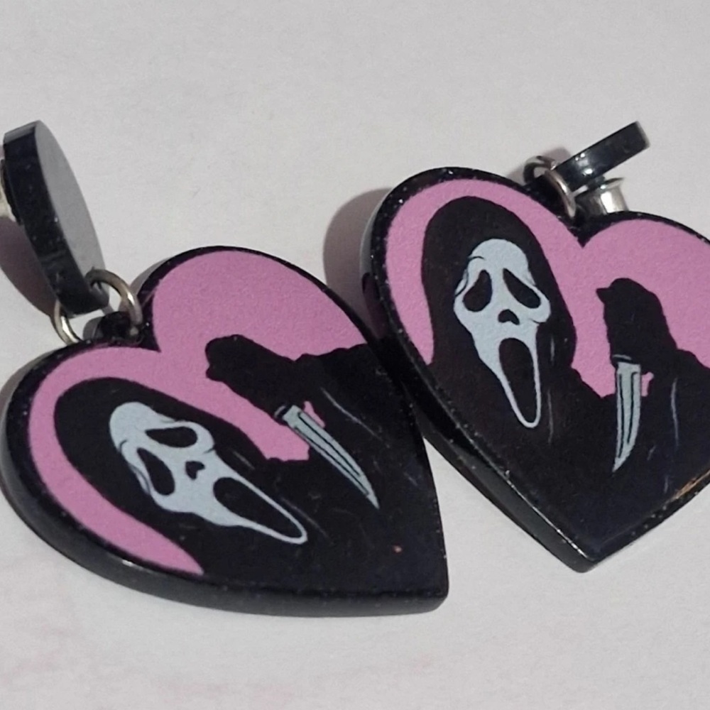 SCREAM Heart-Shaped Pink and Black Earrings - Picture 5 of 7